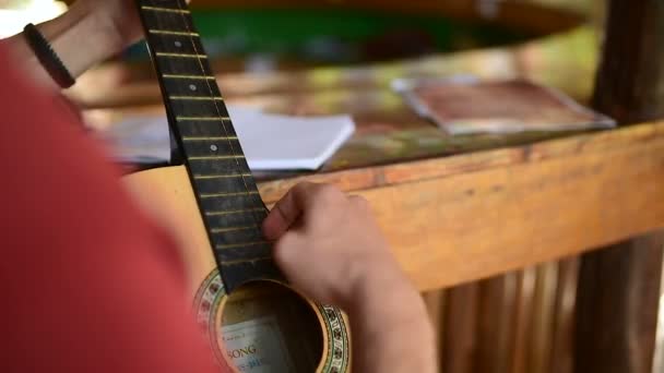 Hombre Aprendiendo Tocar Vieja Guitarra Clásica Sentado Fuera Primer Plano — Vídeos de Stock