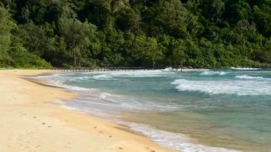 Lazy sahil Beach Koh Rong Samloem tropik adada güneşli yaz rüzgarlı gün. Kamboçya, Asya. 