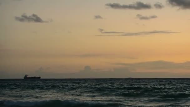 Tankschiff Silhouette Auf Kambodschanischem Meer Mit Dem Sonnenuntergang Hintergrund — Stockvideo