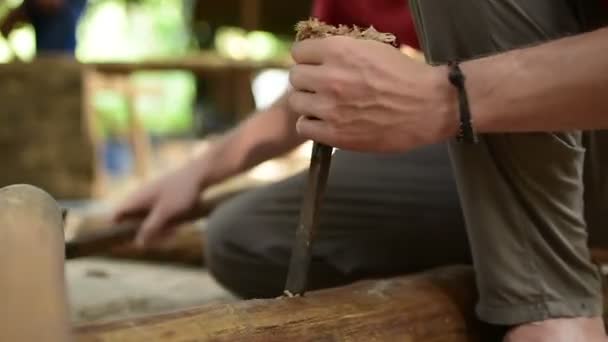 Молодой Человек Готовит Дерево Строительства Дома Традиционным Способом Используя Стамеску — стоковое видео