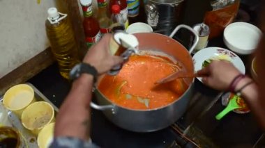 Kamboçyalı adam geleneksel Khmer çorba Khmer Curry, hazırlama dökülen Hindistan cevizi sütü alüminyum pota. 14 Kasım 2018, Koh Rong Samloem Adası. Kamboçya.