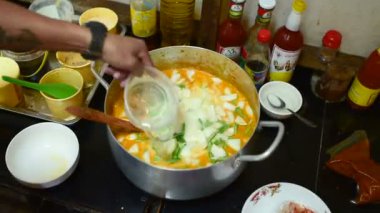 Kamboçyalı adam geleneksel Khmer çorba Khmer Curry, tüm malzemeyi karıştırma hazırlanıyor. 14 Kasım 2018, Koh Rong Samloem Adası. Kamboçya.