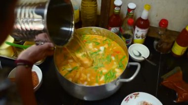 Kamboçyalı adam geleneksel Khmer çorba Khmer Curry, tüm malzemeyi karıştırma hazırlanıyor. 14 Kasım 2018, Koh Rong Samloem Adası. Kamboçya.