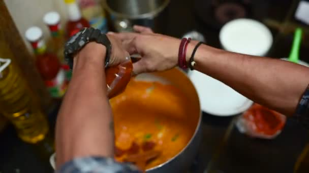 伝統的なクメールのクメール カレーのスープを準備するカンボジア人は アルミ鍋にココナッツ ミルクを注ぐ 2018 Samloem カンボジア — ストック動画