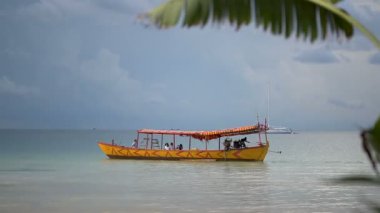Sarı longtail tekne turist ile güzel beyaz plaj başlamaktadır. Koh Rong Samloem, Kamboçya 12 Eylül 2017