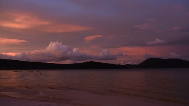 サラセン湾島栄 Samloem 島の美しいピンクの夕日 カンボジア アジア — ストック動画