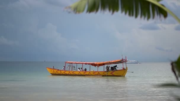 黄色的长尾船离开美丽的白色海滩的游客 柬埔寨 Samloem 2017年9月12日 — 图库视频影像