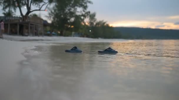 Flipflops Verlassen Den Paradiesstrand Schwimmen Mit Dem Sonnenuntergang Hintergrund — Stockvideo