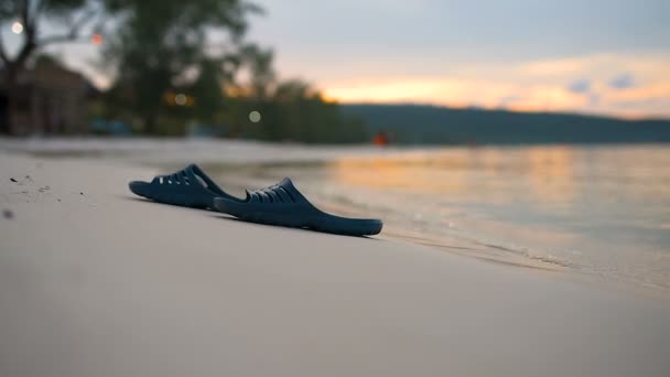 Flip Flops Lies Beach Sunset Background — Stock Video