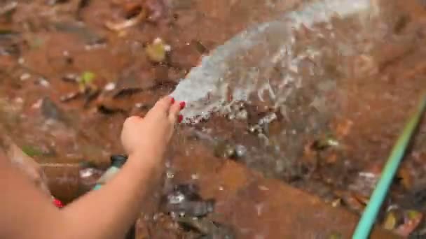 Mulher Divertindo Com Mangueira Água Salpicando Meio Selva — Vídeo de Stock