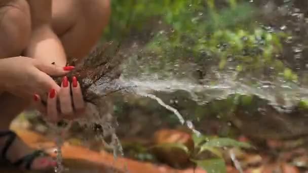 Mulher Divertindo Com Mangueira Água Salpicando Meio Selva — Vídeo de Stock