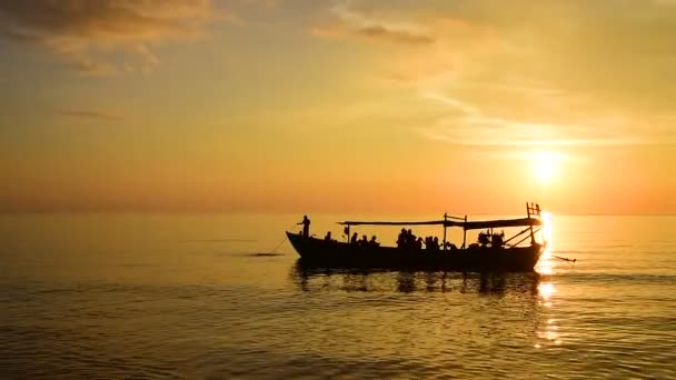 美丽的橙色日落在日落海滩与小船远航与游人在距离 — 图库视频影像