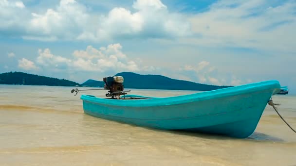 Barco Pescador Turquesa Atracado Baía Saracen Koh Ron Samloem Camboja — Vídeo de Stock