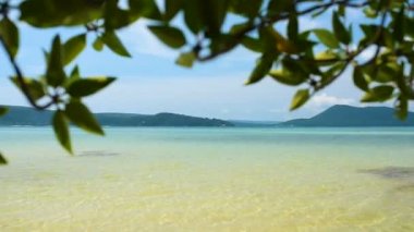 Güneşli tropik ada Saracen Bay beach görünümünü. Koh Rong Samloem, Kamboçya. 