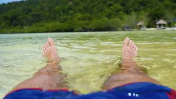 Close Pés Flutuando Oceano Homem Relaxando Águas Tropicais Azuis Claras — Vídeo de Stock