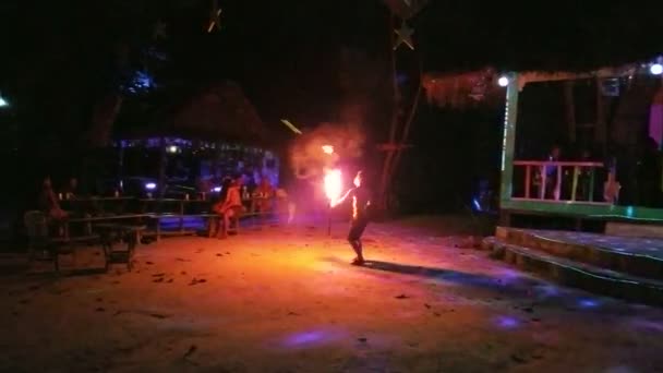 Танцевальный Огонь Исполненный Молодым Умелым Камбоджийским Мальчиком Секретный Бар Посреди — стоковое видео