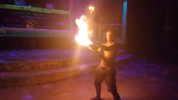 Tűz Tánc Előadás Által Képzett Kambodzsai Kisfiú Titkos Sáv Közepén — Stock videók