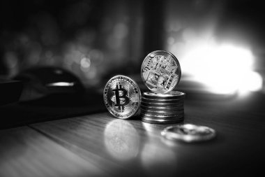 Bitcoin para yalanlar üzerine ahşap masa ve karanlık bir elmas gibi parlaklık. 