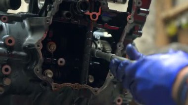 Makinist motosiklet motoru bodrumda, vida motor gövdesinden yaptırmayı hes ayrıştırır. 01 Eylül 2018, Wrocaw Polonya.