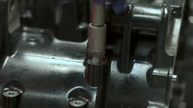 Makinist motosiklet motoru bodrumda, vida motor gövdesinden yaptırmayı hes ayrıştırır. 01 Eylül 2018, Wrocaw Polonya.
