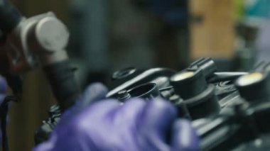 Mekanik hasarlı motosiklet motoru cıvata kapak alıyor. 01 Eylül 2018, Wrocaw Polonya. 