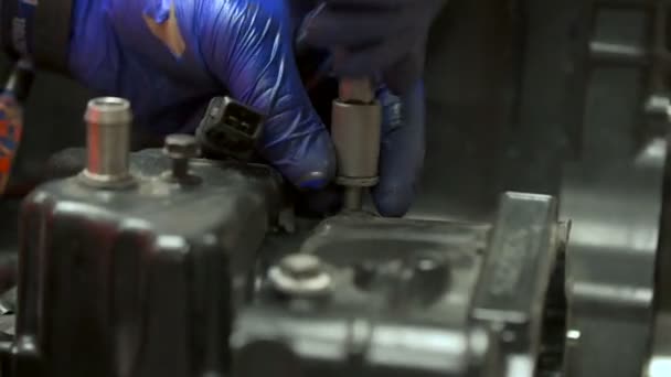 メカニックは 地下室 エンジンの体からネジを取り出して Hes でバイク エンジンを逆アセンブルします 2018 Wrocaw ポーランド — ストック動画