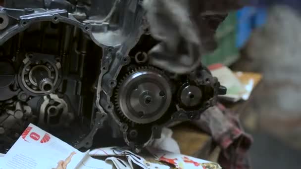 Механік Робить Препарати Перед Фіксацією Пошкодження Двигуна Мотоцикл Підвалі Вересня — стокове відео