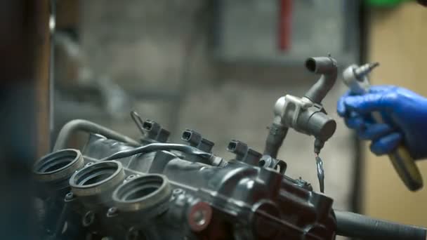 エンジンの体からネジを取り出して Hes カエル キーを使用してバイクのエンジンを逆アセンブルします 2018 Wrocaw ポーランド — ストック動画