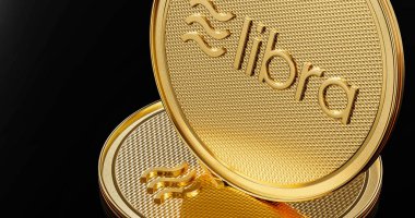 Siyah cilalı yüzeye yerleştirilen ön logosu ile altın Libra sikke kavramı. Dijital kripto para birimi ödemesinin yeni projesi. 3B render 