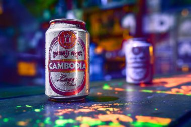 Kamboçya'da en popüler Kamboçya bira biri - kamboçya bira bar masada floresan ışık ile aydınlatılmış ayakta olabilir. Su festivali - 4 Kasım 2017, Jungle Republic, Koh rong samloem Kamboçya. 
