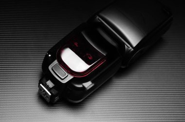 Koyu arka planda dslr kamera için harici flaş lambası. 