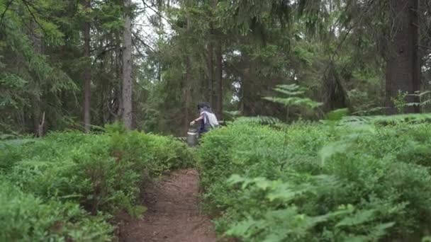 Adolescent Garçon Portant Une Boîte Lait Aluminium Avec Des Baies — Video