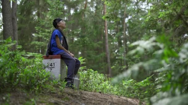 Niño Sentado Poste Fronterizo Hormigón Medio Del Bosque Grita Pidiendo — Vídeo de stock
