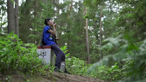 Garçon Assis Sur Poste Frontière Béton Milieu Forêt Mange Des — Video