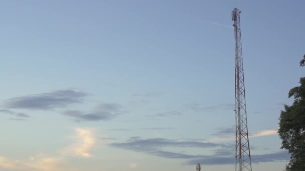 Wieża Telekomunikacyjna Antenami Radiowymi Zielonym Otoczeniu Przed Zachodem Słońca Tło — Wideo stockowe