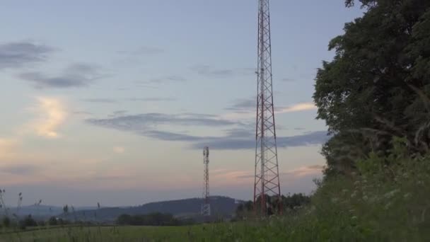 Wieża Telekomunikacyjna Antenami Radiowymi Zielonym Otoczeniu Przed Zachodem Słońca Tło — Wideo stockowe