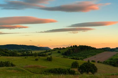Kamienna Gra 'nın varoşlarındaki tepelerin manzarası güzel bir yaz günü öğleden sonra, Aşağı Silezya, Polonya