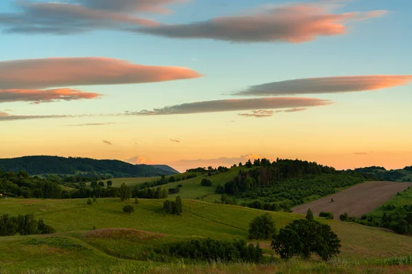Kamienna Gra 'nın varoşlarındaki tepelerin manzarası güzel bir yaz günü öğleden sonra, Aşağı Silezya, Polonya