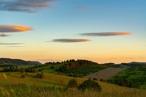 Kamienna Gra 'nın varoşlarındaki tepelerin manzarası güzel bir yaz günü öğleden sonra, Aşağı Silezya, Polonya