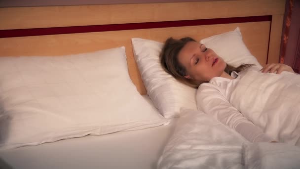 离婚后, 忧心忡忡的女女性醒来后孤独的躺在床上. — 图库视频影像