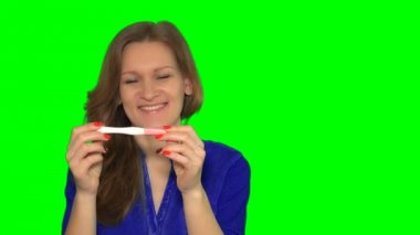 mutlu gülümseyen kadın gebelik testi seyir