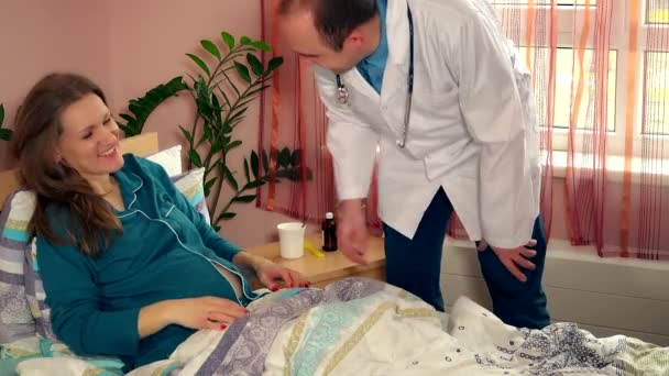 Cortés apretón de manos médico hombre con paciente embarazada — Vídeo de stock