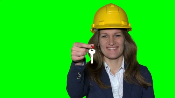 Feliz sonriente mujer de negocios o agente de bienes raíces con casco que muestra las llaves — Vídeo de stock