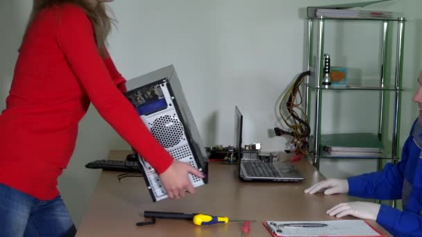 Belle femme apporter l'ordinateur à l'homme technicien professionnel pour consultation — Video