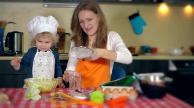 babası ile şirin bebek kız mutfakta kek hazırlama