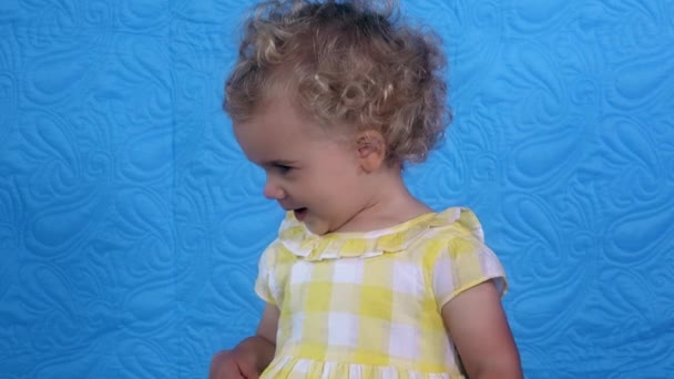 Schönes Mädchen, das verschiedene Emotionen vor der Kamera zeigt. traurig glücklich wütendes Kindergesicht — Stockvideo