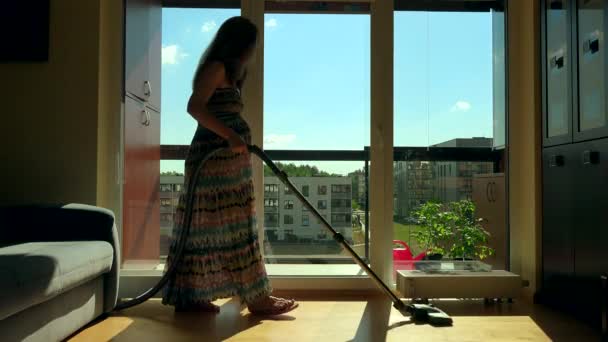 Беременная домовладелица с большой комнатой для пылесоса с пылесосом — стоковое видео