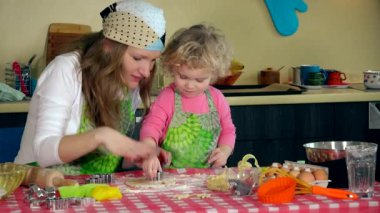Ev yapımı kurabiye kızı masada ile mutlu kadın tarafından yapılan