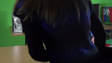 Yorgun erkek bilgisayar onarım uzmanına ve istemci kız onu kırık laptop getirmek