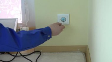 Adam el Emanet fişini prizden çıkarın ve fiş tel Ekle